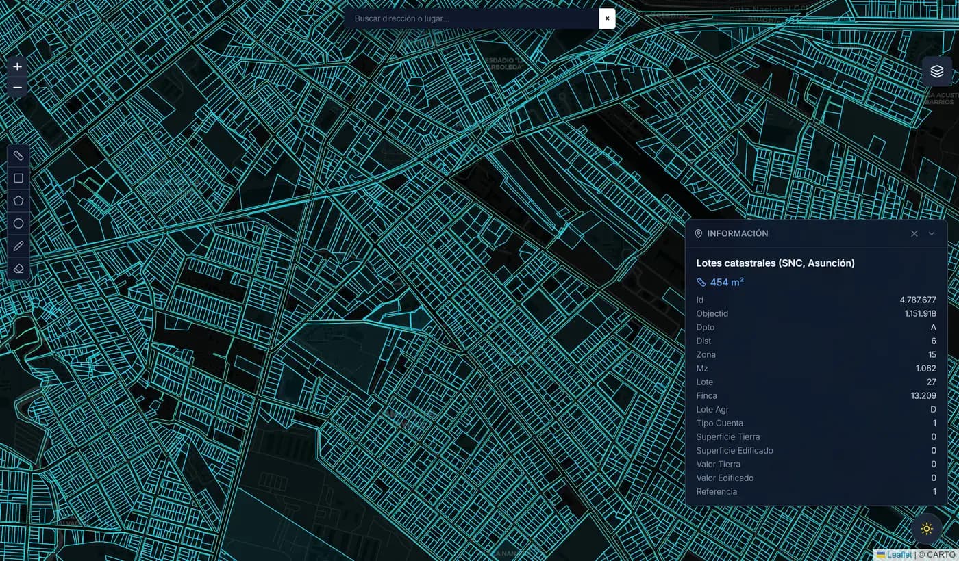 Visor de Structec Mapas con las parcelas catastrales de Asunción y el panel de información de una parcela abierto