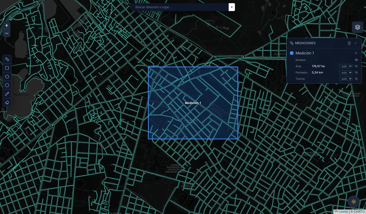 Medición de un área dibujada sobre el mapa, con el resumen de superficie y perímetro